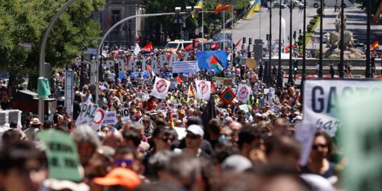 Multitudinaria protesta en Madrid contra la cumbre de la OTAN 1 Multitudinaria protesta en Madrid contra la cumbre de la OTAN