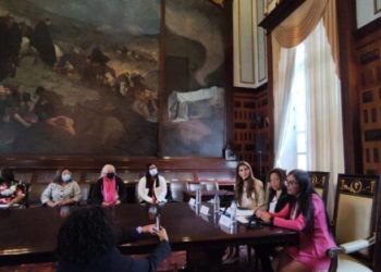 Esposa del diplomático preso en Estados Unidos denunció persecución a su grupo familiar.