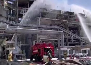 Una explosión y un incendio provocó la agresión a la única destilería de petróleo en la región.