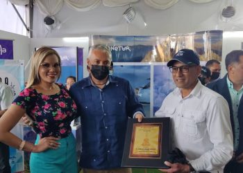 Directivos de Expo Sur Venezuela y del Chaima de Oro Internacional hacen entrega del galardón al Ministro Alí Padrón.