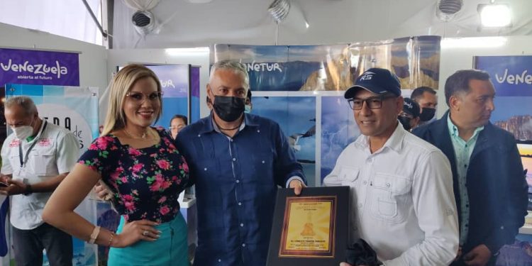Directivos de Expo Sur Venezuela y del Chaima de Oro Internacional hacen entrega del galardón al Ministro Alí Padrón.