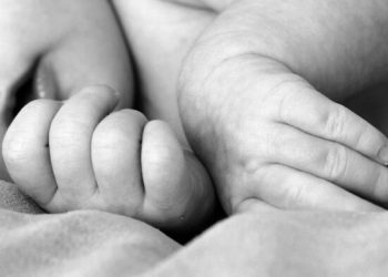 Las autoridades indicaron que el bebé ingreso al hospital sin signos vitales y con lesiones físicas