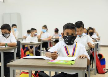 Maduro anuncia reactivación de actividades escolares