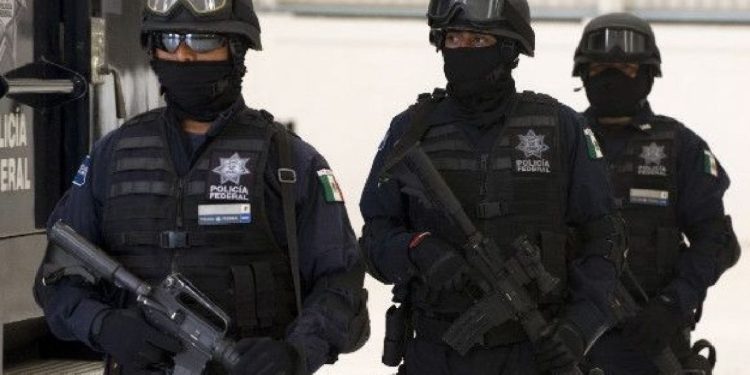Hombre mata a 8 personas antes de ser abatido por policías en México 1 El agresor se apoderó con amenazas de un vehículo comercial para escapar a la vecina Zamora, donde mató a otras cuatro personas de tres comercios distintos.