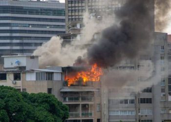 El incendio ocurre en el barrio San Bosco de Cali y deja a 5 familias damnificadas.