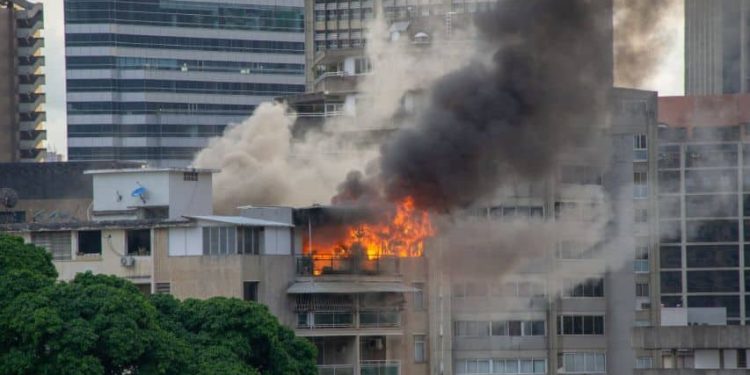 El incendio ocurre en el barrio San Bosco de Cali y deja a 5 familias damnificadas.