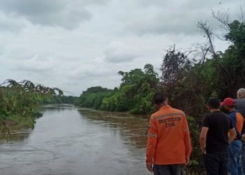 Autoridades en alerta tras posible desborde del río
