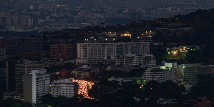 Reportan falla eléctrica en Caracas y otros estados del país 1 reportan falla de luz en caracas y otros estados del pais 103204