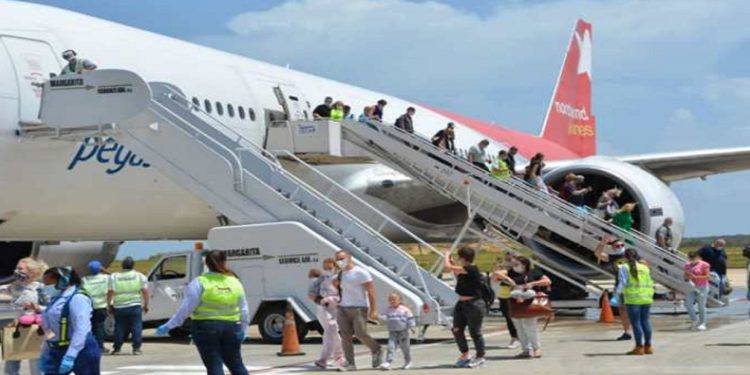 Ministro Alí Padrón: "Arribó al país primer vuelo de la Operación Chárter Cuba-Venezuela organizada por Mintur " 1 vuelo cuba charter 104399