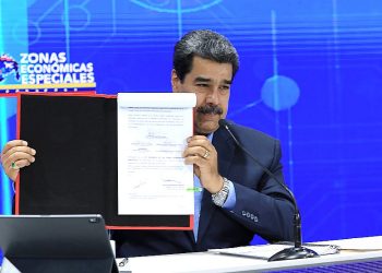 Maduro firma decreto en beneficio de la Superintendencia de Zonas Económicas Especiales