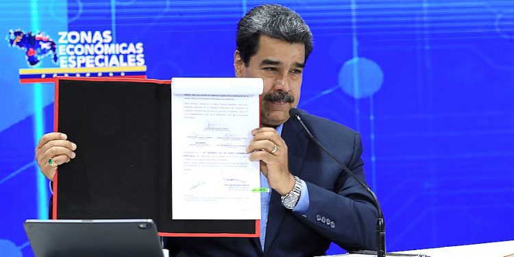 Maduro firma decreto en beneficio de la Superintendencia de Zonas Económicas Especiales 1 Maduro firma decreto en beneficio de la Superintendencia de Zonas Económicas Especiales