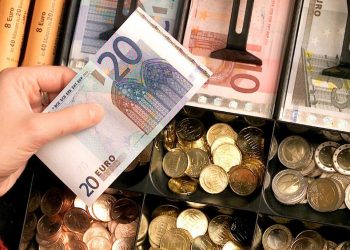 El euro cedía 0,77% hasta los 1,0188 dólares, tras haber caído hasta los 1,0187 dólares.