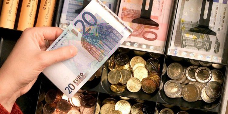 Nuevo mínimo del euro frente al dólar desde 2002 1 El euro cedía 0,77% hasta los 1,0188 dólares, tras haber caído hasta los 1,0187 dólares.