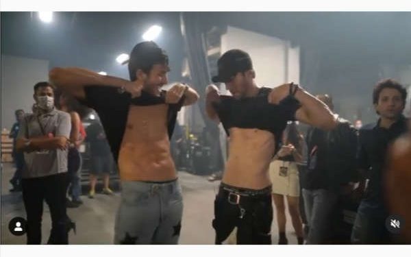 Sebastián Yatra y Enrique Iglesias muestran sus tonificados abdominales a sus fans 1 Sebastián Yatra y Enrique Iglesias muestran sus tonificados abdominales a sus fans