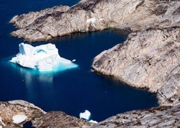 El derrumbe de un serac provocó el domingo una avalancha de hielo y rocas que arrastró a varios alpinistas que escalaban el glaciar.