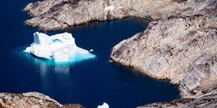 El derrumbe de un serac provocó el domingo una avalancha de hielo y rocas que arrastró a varios alpinistas que escalaban el glaciar.