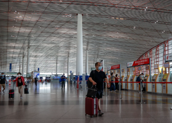 Autoridades chinas aseguran que es una orden obligatoria para los extranjeros que ingresen al país