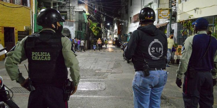 Chacao: Investigan asesinato de una mujer en manos de su pareja 1 Hasta el momento la zona se encuentra tomada por efectivos de PoliChacao y comisiones del Cicpc.