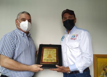 Dr. Freddy Maza, presidente de Cemca, recibe el Chaima de Oro de manos de su presidente, Julio Oliveros.