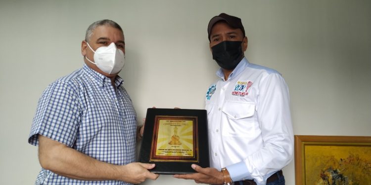 Dr. Freddy Maza, presidente de Cemca, recibe el Chaima de Oro de manos de su presidente, Julio Oliveros.