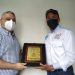 Dr. Freddy Maza, presidente de Cemca, recibe el Chaima de Oro de manos de su presidente, Julio Oliveros.
