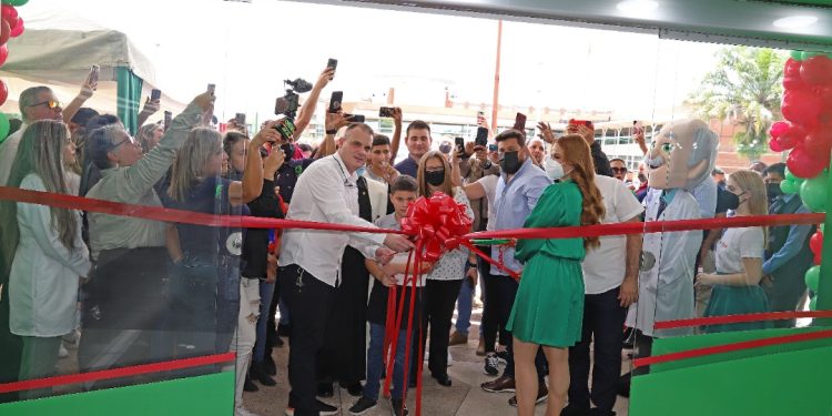 Gobernador Ernesto Luna inauguró sucursal número 12 de Farmadon en Maturín 1 Gobernador Ernesto Luna abrió las puertas de sucursal número 12 de Farmadon en Maturín