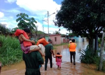 Aproximadamente 500 familias afectadas por desbordamiento del río Uairén