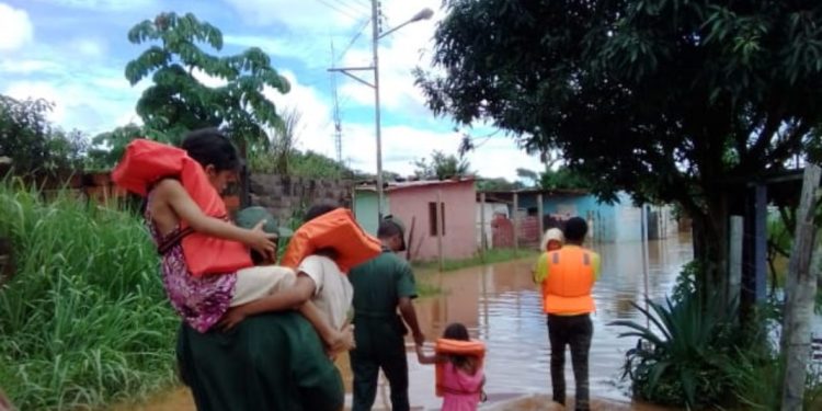 Aproximadamente 500 familias afectadas por desbordamiento del río Uairén 1 Aproximadamente 500 familias afectadas por desbordamiento del río Uairén