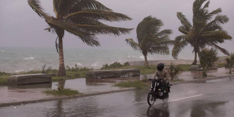 Huracán bonnie se aleja de costa pacífica de México pero provoca oleaje agresivo 1 Continúan fuertes lluvias en México.