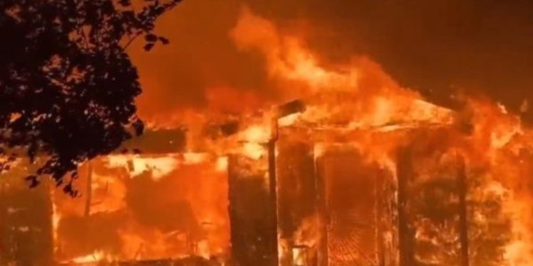 Evacuaron alrededor de 6 mil personas por incendio cerca del parque Yosemite en Estados Unidos