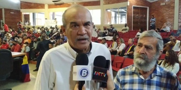 Rinden homenaje en el Clesm al recordado Carlos Lanz 1 Euribes Guevara. diputado a la AN en compañía de Moisés Morón, presidente del Clsem.