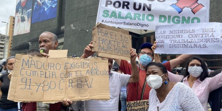 Trabajadores del sector público protestan en rechazo al instructivo Onapre