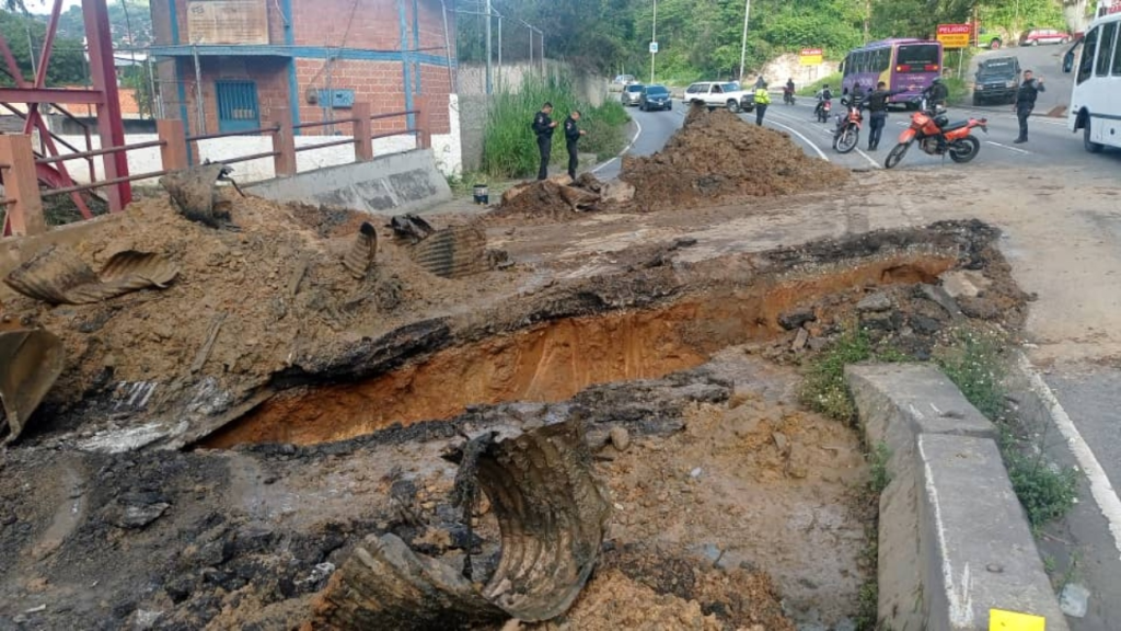 Inician reparaciones en carretera Panamericana por hundimiento en kilómetro 1