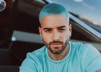 Maluma usa peluca en centro comercial para pasar desapercibido ante sus fans
