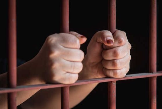 Mujer le quemó los genitales a sus dos hijas (+detalles) 1 La mujer quemaba a la niña con una cuchara caliente en sus genitales