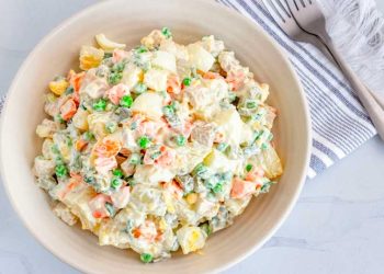 La ensalada puede ser acompañada con arroz y platanos fritos