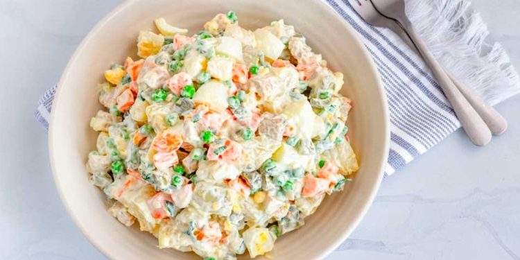 Acompaña tus comidas con una rica ensalada rusa con fruta 1 La ensalada puede ser acompañada con arroz y platanos fritos