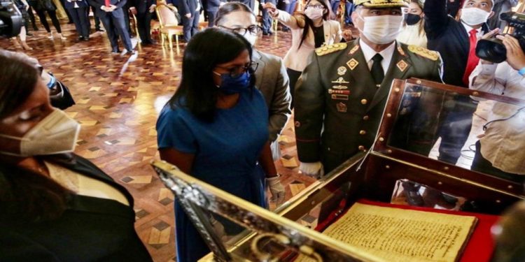 Delcy Rodríguez encabezó la apertura del arca que contiene el Acta de la Independencia 1 Esta Arca, que se encuentra en el Salón Elíptico del Palacio Federal Legislativo, en Caracas, se abre solo los 5 de julio.