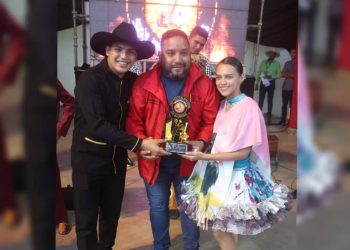 El alcalde Daniel Monteverde entrega las premiaciones a las delegaciones ganadoras.