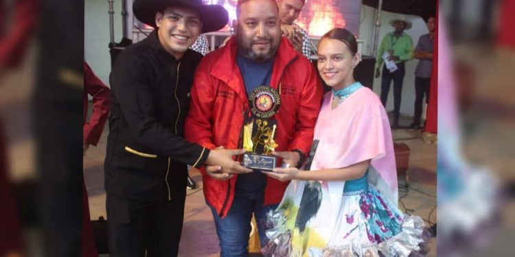 Monteverde entregó premiaciones del XXIV Festival Internacional Sol de Caicara 1 El alcalde Daniel Monteverde entrega las premiaciones a las delegaciones ganadoras.