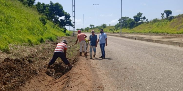Desmalezan más de 14 kilómetros de la Autopista Santo Domingo de Caicara en el estado Monagas 1 CAICARAAAAAAAA