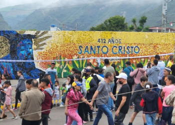 El artista busca busca unir el arte, el reciclaje y la fe en los habitantes