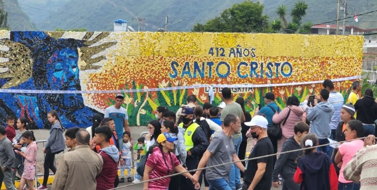 El artista busca busca unir el arte, el reciclaje y la fe en los habitantes