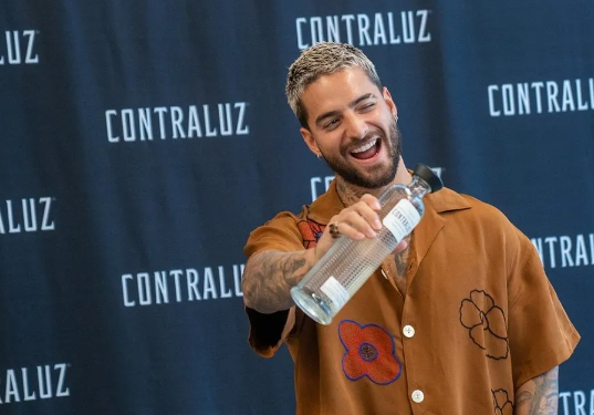 Maluma se unió al mundo empresarial y creó "Contraluz" 1 El artista reveló que además del mezcal tiene una línea de ropa, un criadero de caballos y una productora audiovisual