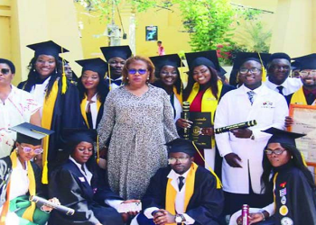 Angola recibe a 200 médicos formados en Cuba