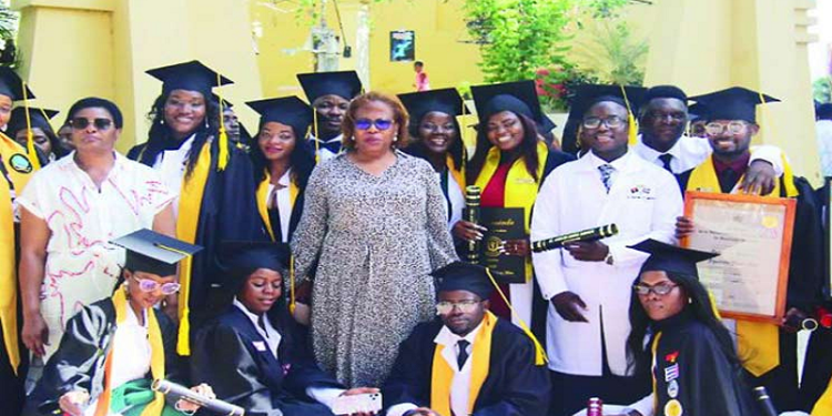 Angola recibe a 200 médicos formados en Cuba