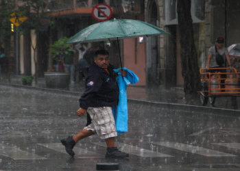 Huracán Howard se aleja de México