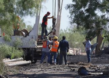 Gobierno mexicano pide apoyo para rescatar a 10 mineros atrapados en Coahuila