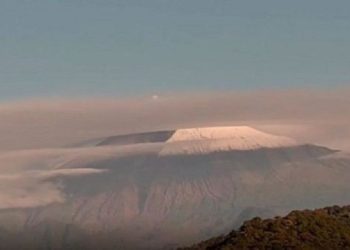 Ecuador advierte caída de cenizas de volcán en varias zonas del país