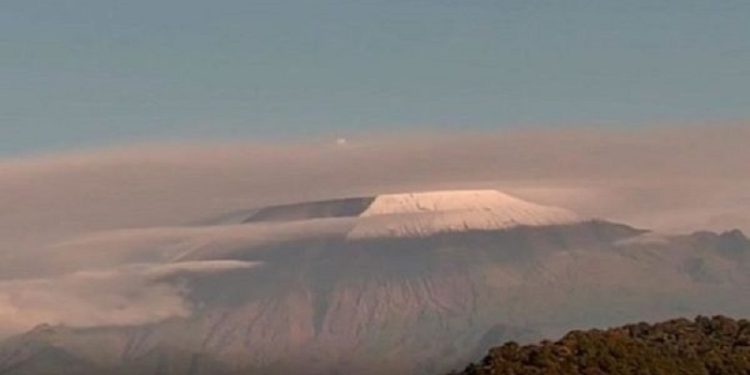 Ecuador advierte caída de cenizas de volcán en varias zonas del país 1 Ecuador advierte caída de cenizas de volcán en varias zonas del país